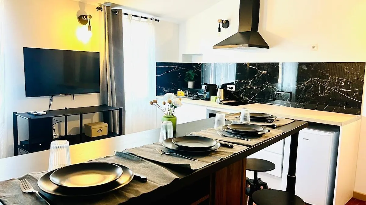 Grasse B - Two Rooms 4 People Downtown - Air-Conditioning شقة